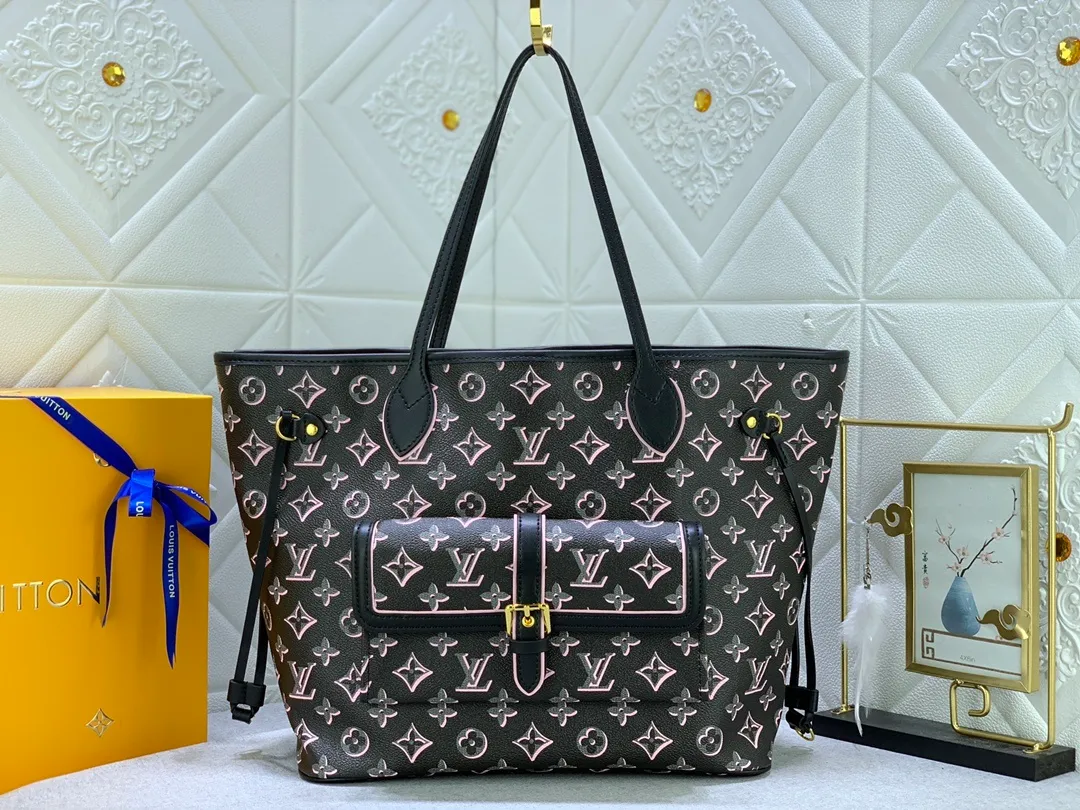 All Categories Official Website "Brand Women's Bags" Women's Bags 💙 LV upgraded original version [NEVERFULL Medium Handbag] (new silk screen shopping bag) The classic lines of the Never full MM handbag are made of colorful Monogram canvas and external front pockets, giving it a retro feel. Gold hardware - including pocket buckles - and leather