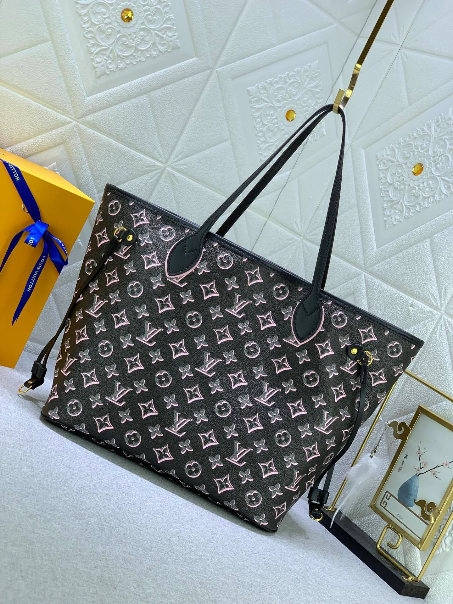 All Categories Official Website "Brand Women's Bags" Women's Bags 💙 LV upgraded original version [NEVERFULL Medium Handbag] (new silk screen shopping bag) The classic lines of the Never full MM handbag are made of colorful Monogram canvas and external front pockets, giving it a retro feel. Gold hardware - including pocket buckles - and leather