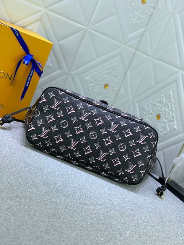 All Categories Official Website "Brand Women's Bags" Women's Bags 💙 LV upgraded original version [NEVERFULL Medium Handbag] (new silk screen shopping bag) The classic lines of the Never full MM handbag are made of colorful Monogram canvas and external front pockets, giving it a retro feel. Gold hardware - including pocket buckles - and leather