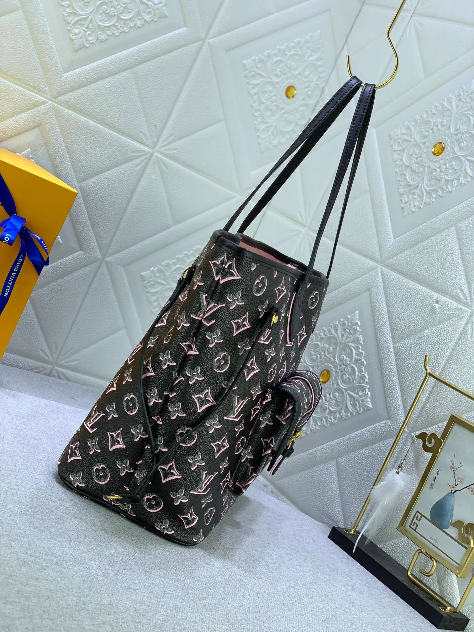 All Categories Official Website "Brand Women's Bags" Women's Bags 💙 LV upgraded original version [NEVERFULL Medium Handbag] (new silk screen shopping bag) The classic lines of the Never full MM handbag are made of colorful Monogram canvas and external front pockets, giving it a retro feel. Gold hardware - including pocket buckles - and leather