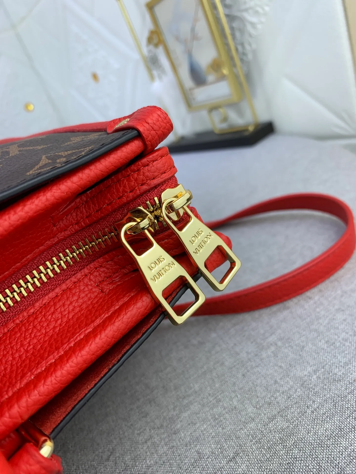 All categories Official website "Brand Women's Bags" Women's Bags 💙 LV upgrades the original Popincourt handbag with a fashionable new attitude. This contemporary tote in single-frame canvas and natural leather trim offers effortless style and impeccable functionality. Size: 32-21-13cm