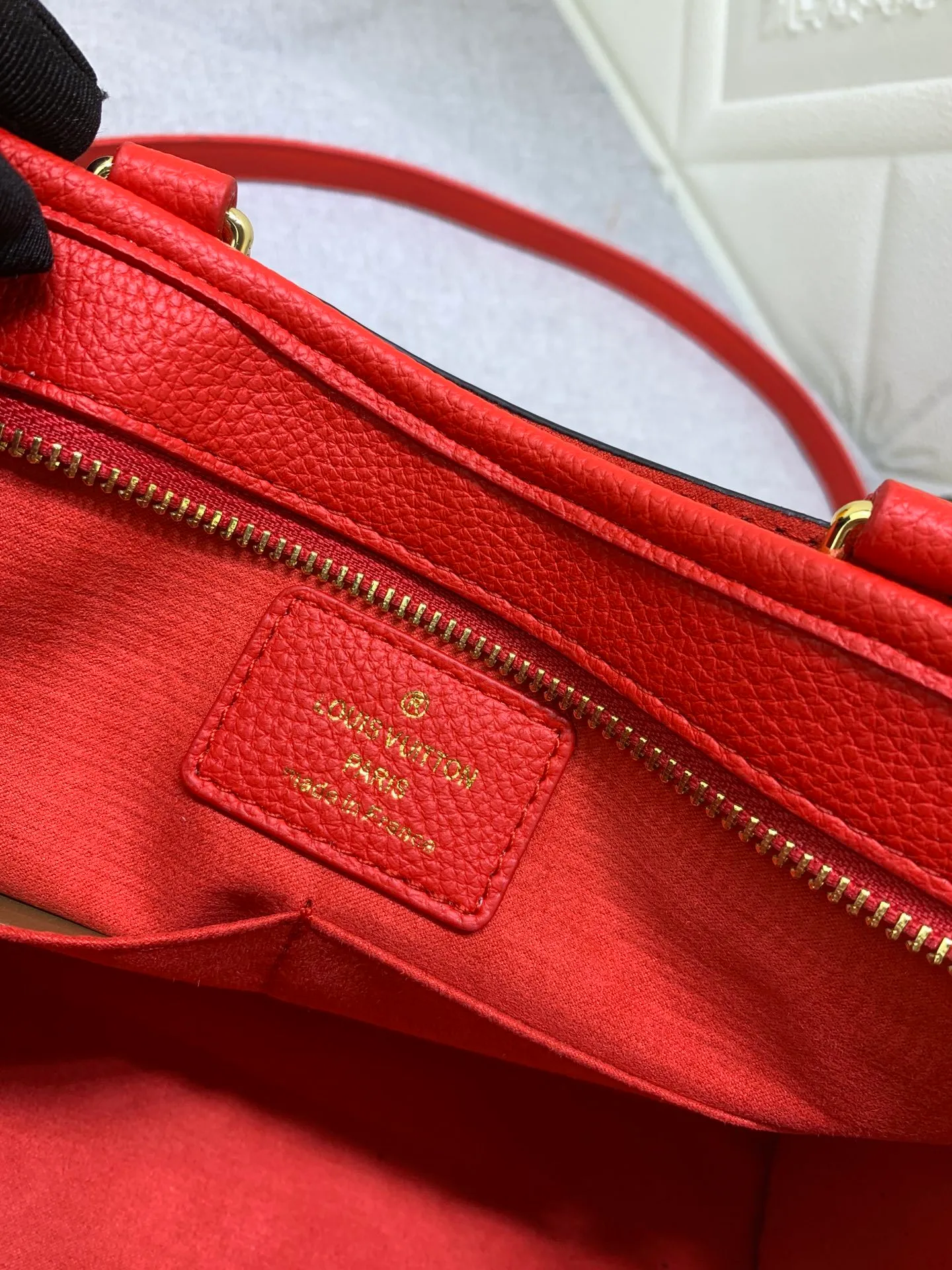 All categories Official website "Brand Women's Bags" Women's Bags 💙 LV upgrades the original Popincourt handbag with a fashionable new attitude. This contemporary tote in single-frame canvas and natural leather trim offers effortless style and impeccable functionality. Size: 32-21-13cm
