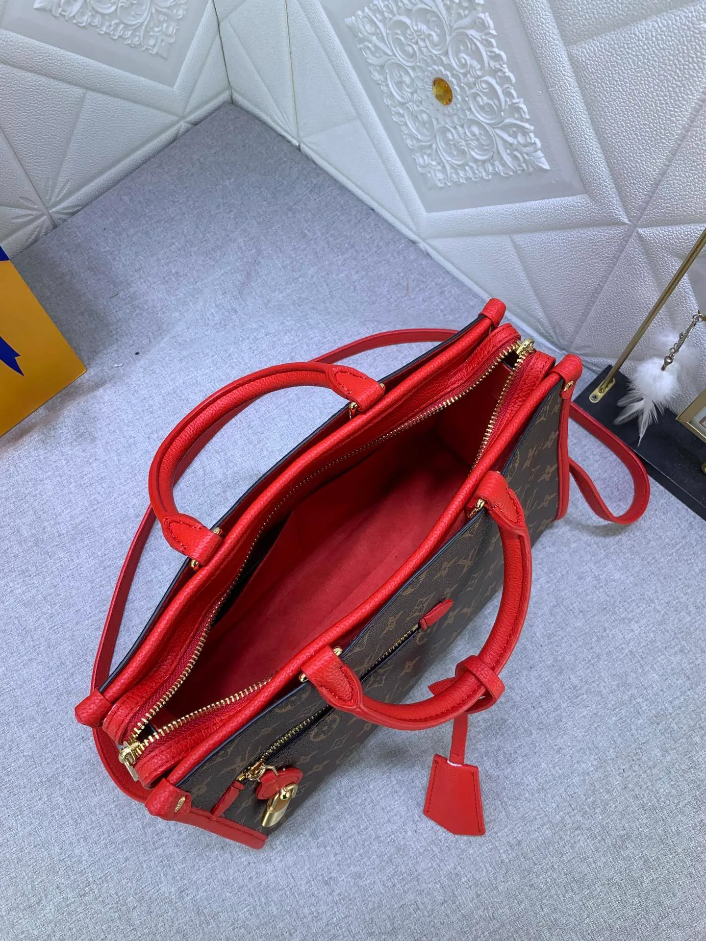 All categories Official website "Brand Women's Bags" Women's Bags 💙 LV upgrades the original Popincourt handbag with a fashionable new attitude. This contemporary tote in single-frame canvas and natural leather trim offers effortless style and impeccable functionality. Size: 32-21-13cm