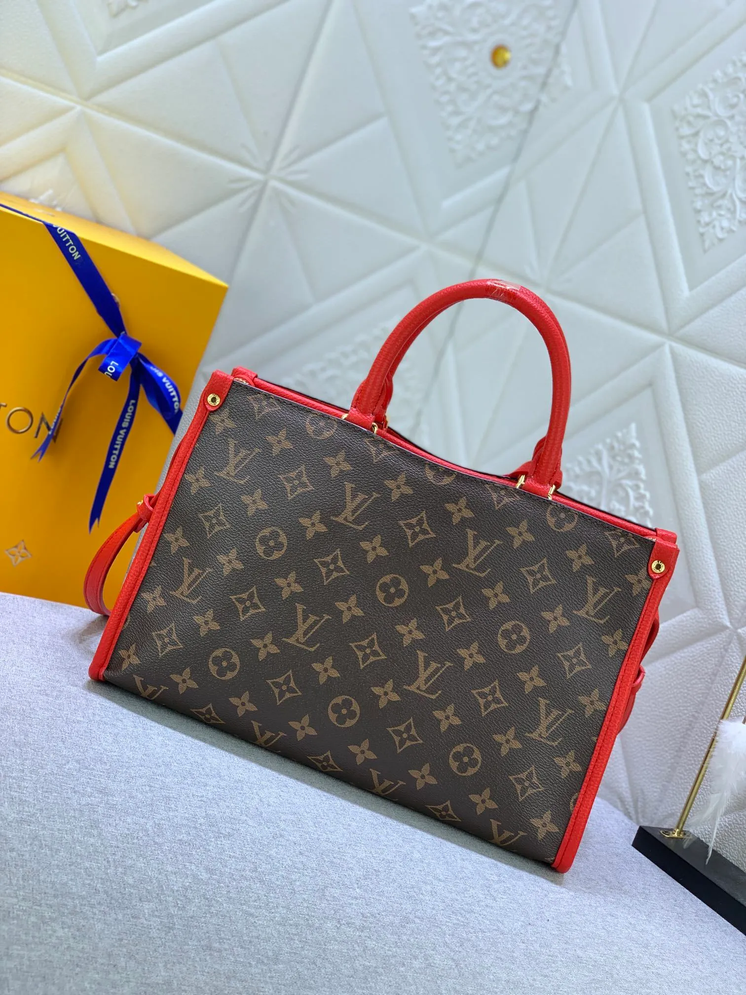 All categories Official website "Brand Women's Bags" Women's Bags 💙 LV upgrades the original Popincourt handbag with a fashionable new attitude. This contemporary tote in single-frame canvas and natural leather trim offers effortless style and impeccable functionality. Size: 32-21-13cm