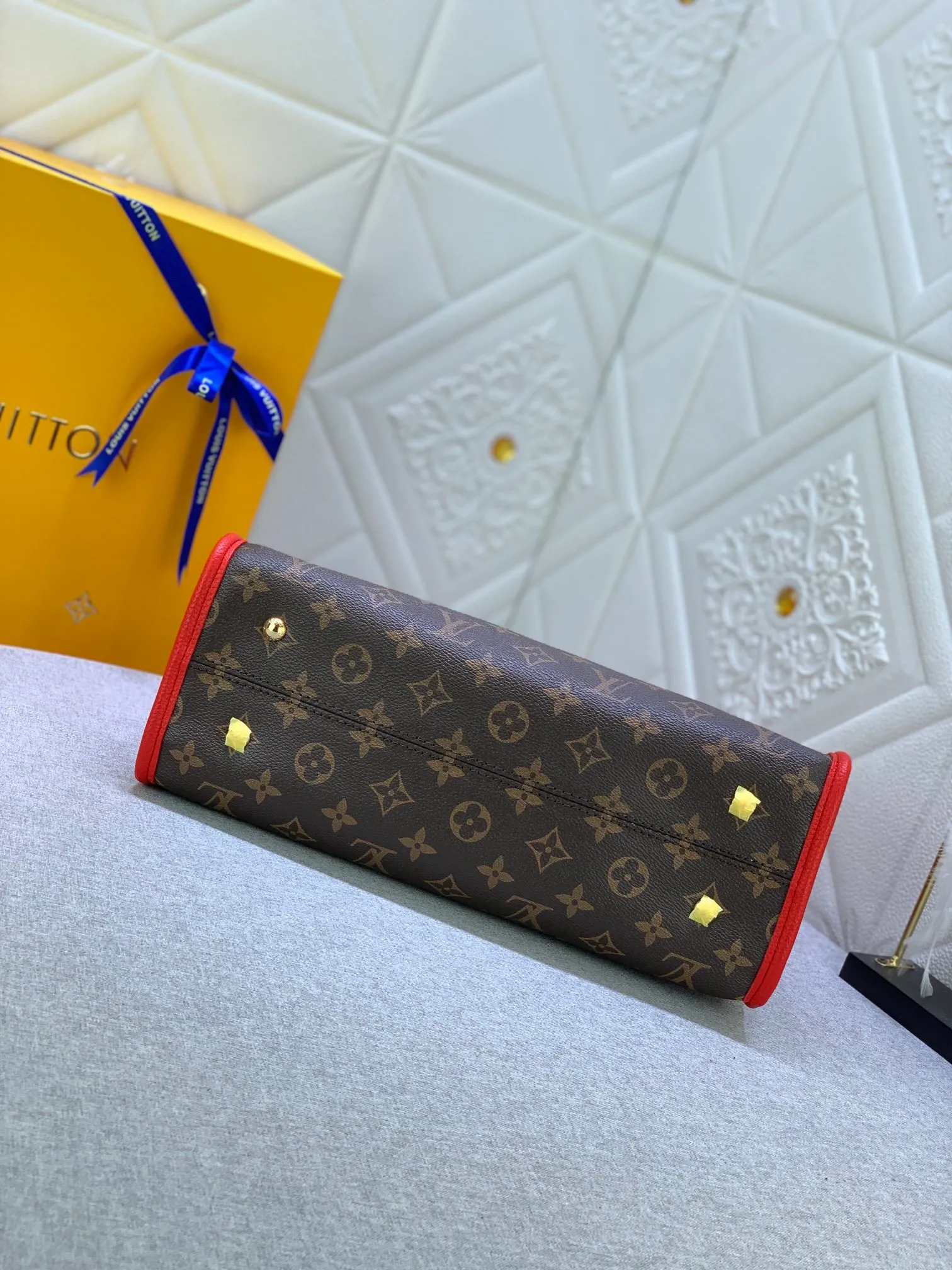 All categories Official website "Brand Women's Bags" Women's Bags 💙 LV upgrades the original Popincourt handbag with a fashionable new attitude. This contemporary tote in single-frame canvas and natural leather trim offers effortless style and impeccable functionality. Size: 32-21-13cm