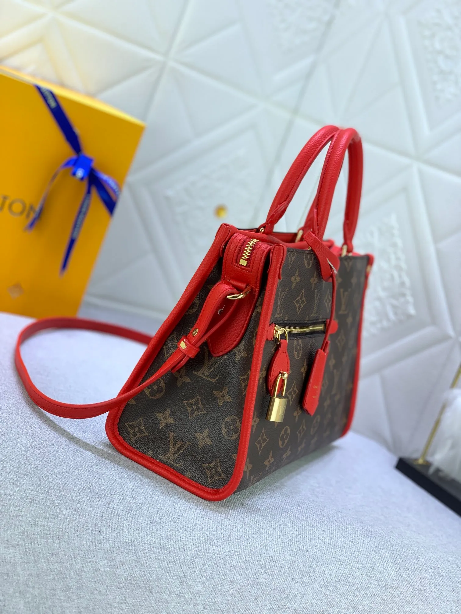 All categories Official website "Brand Women's Bags" Women's Bags 💙 LV upgrades the original Popincourt handbag with a fashionable new attitude. This contemporary tote in single-frame canvas and natural leather trim offers effortless style and impeccable functionality. Size: 32-21-13cm