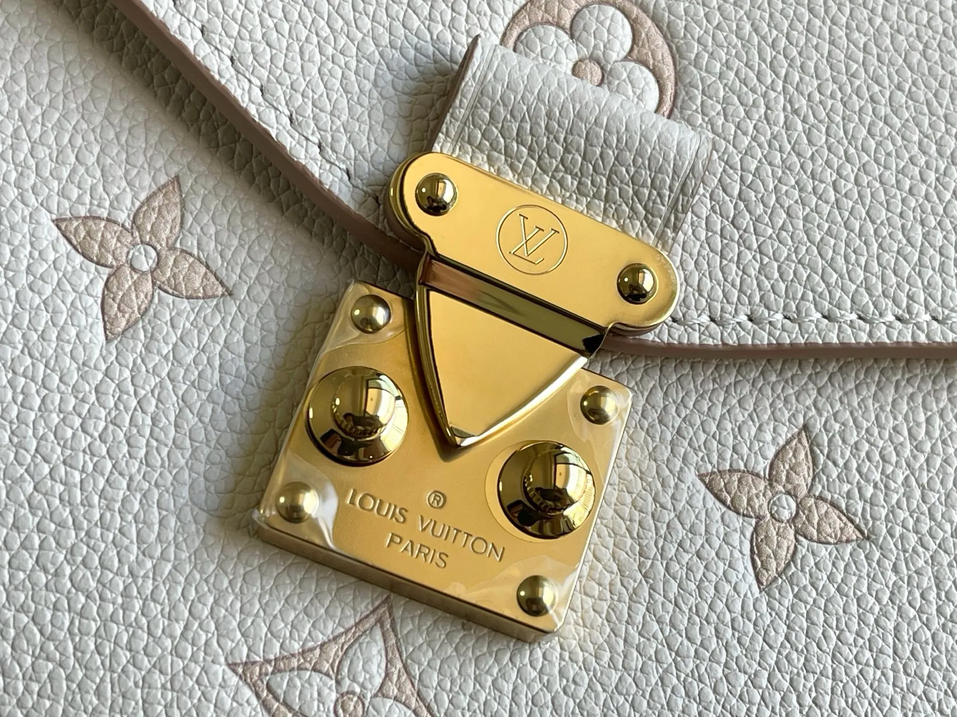 All Categories 💚 Authentic Grade Bags 💚 LV 2026 New LV Top Replica Crossbody Shoulder Bag