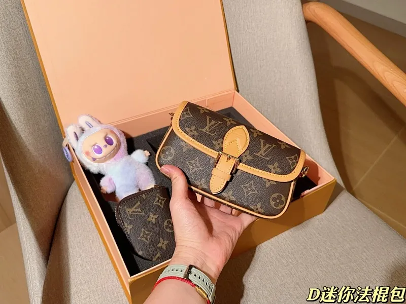All categories Official website "Brand Women's Bags" Women's Bags 💙 LV 2025 new LV box mini baguette bag
