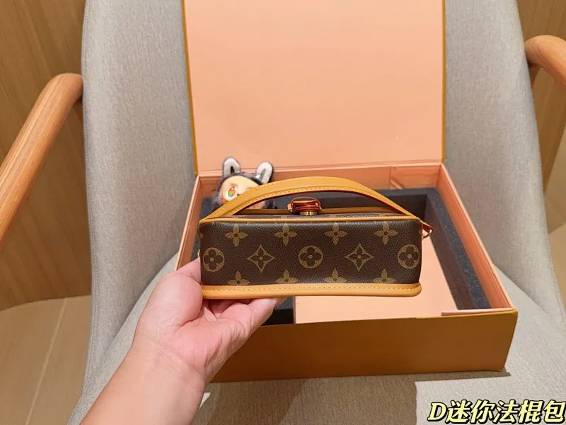 All categories Official website "Brand Women's Bags" Women's Bags 💙 LV 2025 new LV box mini baguette bag