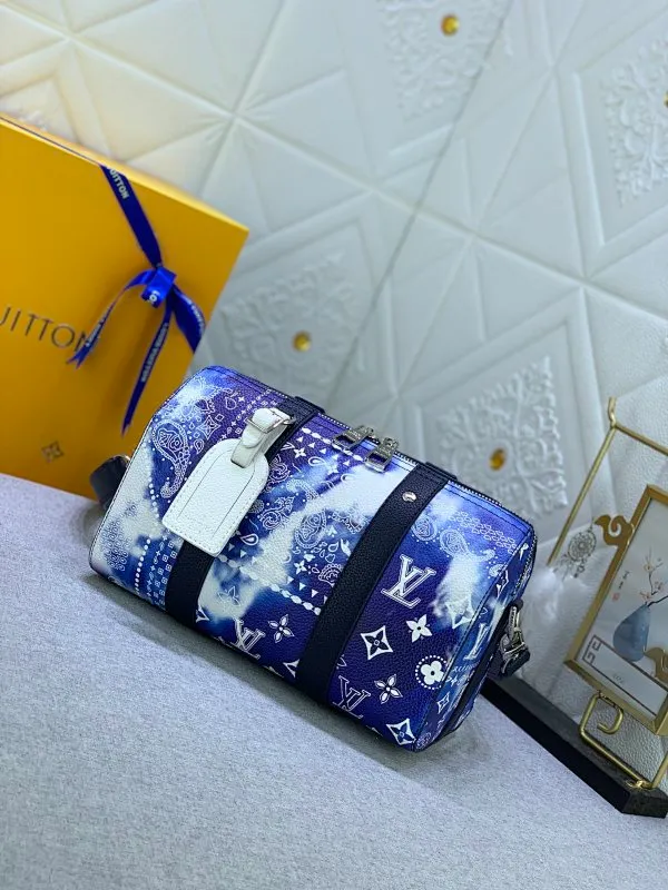 All categories Official website "Brand Women's Bags" Women's Bags 💙 LV's City Keepall handbag shows the calmness and elegance of the Monogram Bandana print. The calfskin body is combined with leather trim and a leather nameplate, and the zipped main compartment is lined with fabric. The shoulder straps are adjustable. Dimensions: 27 x 17 x 13 cm