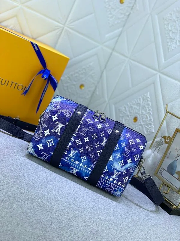 All categories Official website "Brand Women's Bags" Women's Bags 💙 LV's City Keepall handbag shows the calmness and elegance of the Monogram Bandana print. The calfskin body is combined with leather trim and a leather nameplate, and the zipped main compartment is lined with fabric. The shoulder straps are adjustable. Dimensions: 27 x 17 x 13 cm