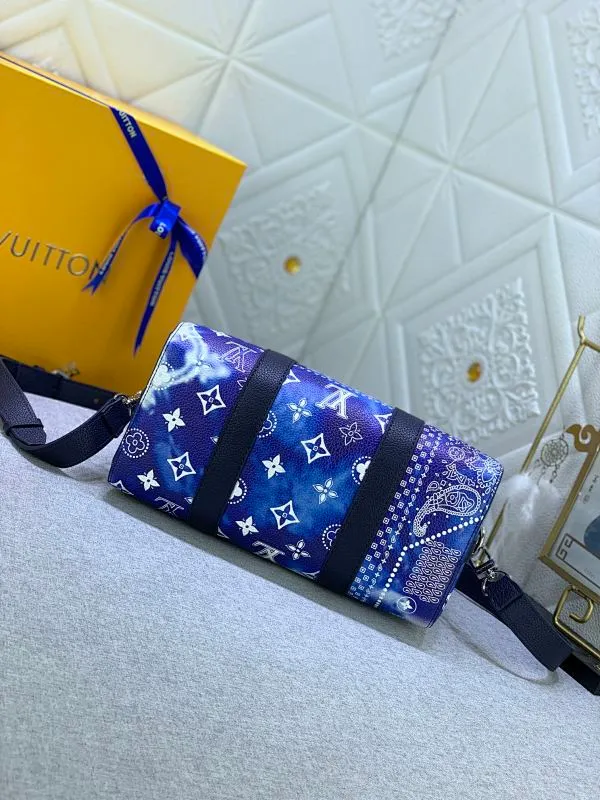 All categories Official website "Brand Women's Bags" Women's Bags 💙 LV's City Keepall handbag shows the calmness and elegance of the Monogram Bandana print. The calfskin body is combined with leather trim and a leather nameplate, and the zipped main compartment is lined with fabric. The shoulder straps are adjustable. Dimensions: 27 x 17 x 13 cm