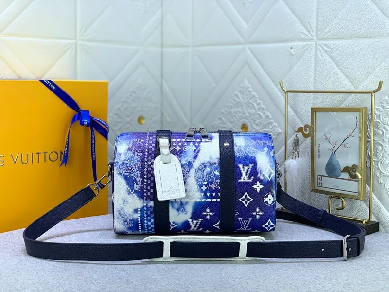 All categories Official website "Brand Women's Bags" Women's Bags 💙 LV's City Keepall handbag shows the calmness and elegance of the Monogram Bandana print. The calfskin body is combined with leather trim and a leather nameplate, and the zipped main compartment is lined with fabric. The shoulder straps are adjustable. Dimensions: 27 x 17 x 13 cm