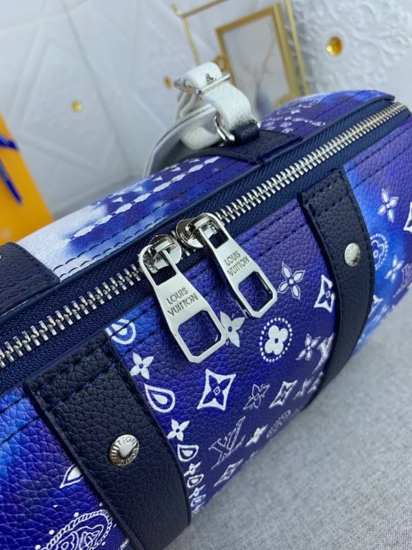 All categories Official website "Brand Women's Bags" Women's Bags 💙 LV's City Keepall handbag shows the calmness and elegance of the Monogram Bandana print. The calfskin body is combined with leather trim and a leather nameplate, and the zipped main compartment is lined with fabric. The shoulder straps are adjustable. Dimensions: 27 x 17 x 13 cm