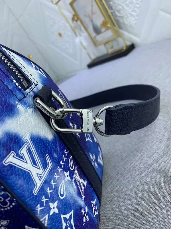 All categories Official website "Brand Women's Bags" Women's Bags 💙 LV's City Keepall handbag shows the calmness and elegance of the Monogram Bandana print. The calfskin body is combined with leather trim and a leather nameplate, and the zipped main compartment is lined with fabric. The shoulder straps are adjustable. Dimensions: 27 x 17 x 13 cm