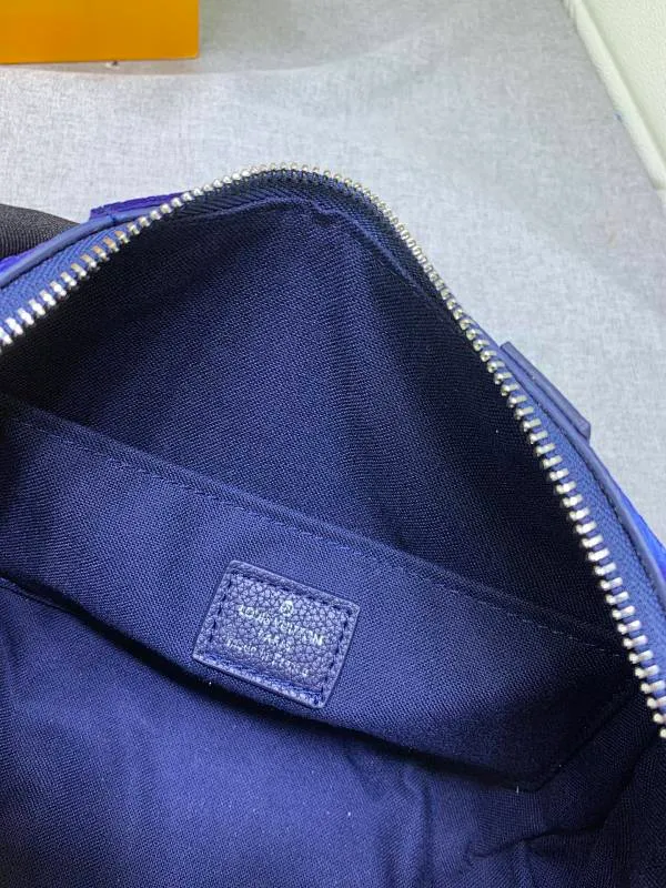 All categories Official website "Brand Women's Bags" Women's Bags 💙 LV's City Keepall handbag shows the calmness and elegance of the Monogram Bandana print. The calfskin body is combined with leather trim and a leather nameplate, and the zipped main compartment is lined with fabric. The shoulder straps are adjustable. Dimensions: 27 x 17 x 13 cm