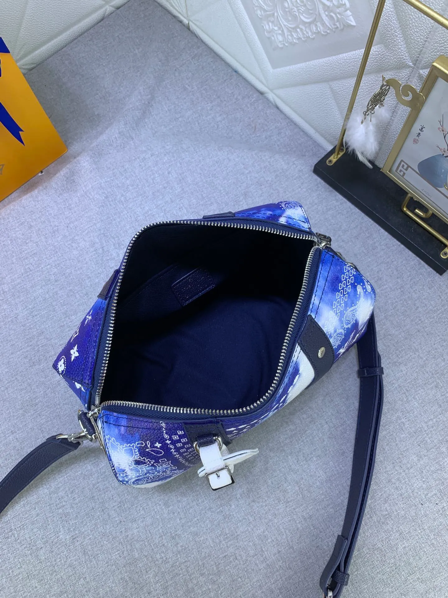 All categories Official website "Brand Women's Bags" Women's Bags 💙 LV's City Keepall handbag shows the calmness and elegance of the Monogram Bandana print. The calfskin body is combined with leather trim and a leather nameplate, and the zipped main compartment is lined with fabric. The shoulder straps are adjustable. Dimensions: 27 x 17 x 13 cm