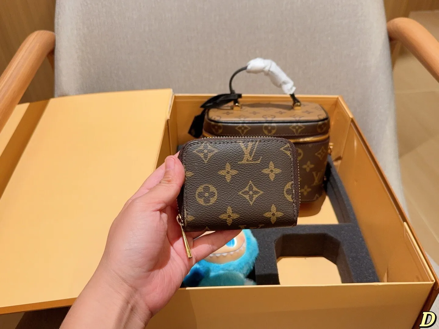 All categories Official website "Brand Women's Bags" Women's Bags 💙 LV 2025 new LV set box vanity cosmetic bag cosmetic case