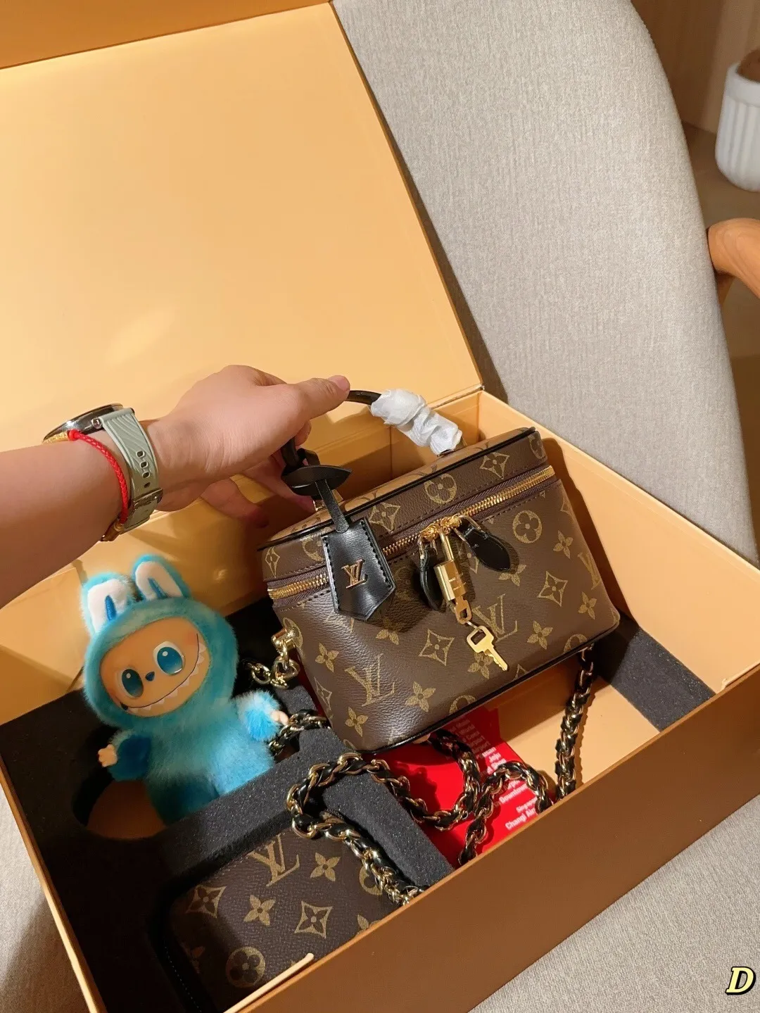 All categories Official website "Brand Women's Bags" Women's Bags 💙 LV 2025 new LV set box vanity cosmetic bag cosmetic case