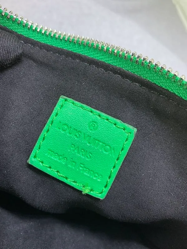 All categories Official website "Brand Women's Bags" Women's Bags 💙 LV Coussin BB handbags made a splash at the 2021 spring and summer fashion show. Monogram embossed puffy sheepskin creates a pillow-shaped structure that brings an edgy edge to a simple design. It can be worn cross-body using the shoulder strap or transformed into a chain baguette bag, or can be carried under the arm. Detailed features 20 x 16