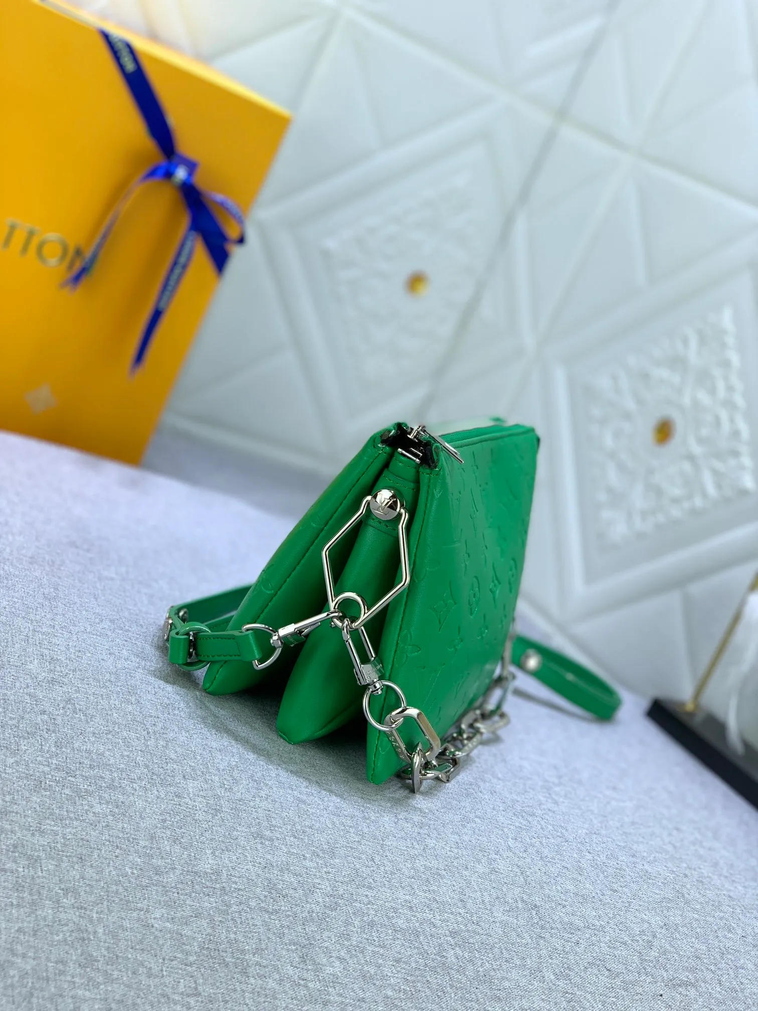 All categories Official website "Brand Women's Bags" Women's Bags 💙 LV Coussin BB handbags made a splash at the 2021 spring and summer fashion show. Monogram embossed puffy sheepskin creates a pillow-shaped structure that brings an edgy edge to a simple design. It can be worn cross-body using the shoulder strap or transformed into a chain baguette bag, or can be carried under the arm. Detailed features 20 x 16