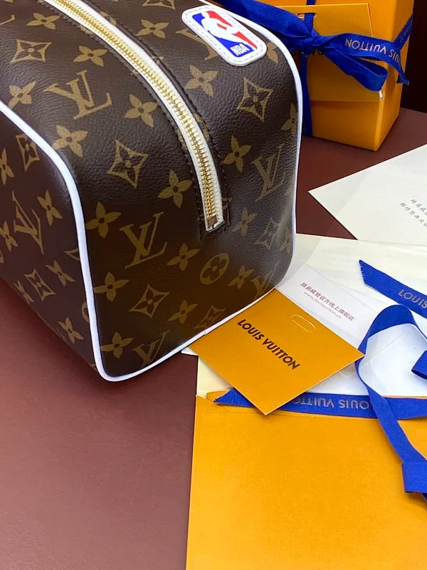 All categories Official website "Brand Women's Bags" Women's Bags 💙 LV 2025 new LV toiletry bag