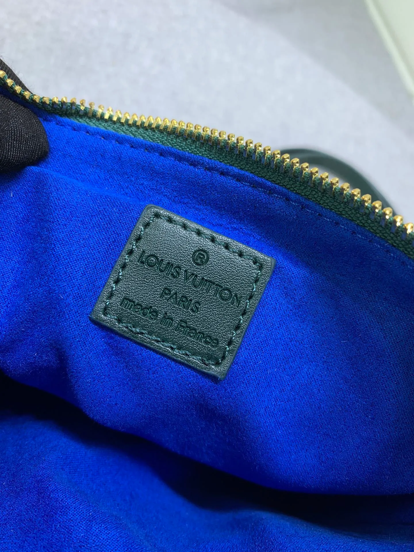 All categories Official website "Brand Women's Bags" Women's Bags 💙 LV Coussin BB handbags made a splash at the 2021 spring and summer fashion show. Monogram embossed puffy sheepskin creates a pillow-shaped structure that brings an edgy edge to a simple design. It can be worn cross-body using the shoulder strap or transformed into a chain baguette bag, or can be carried under the arm. Detailed features 20 x 16