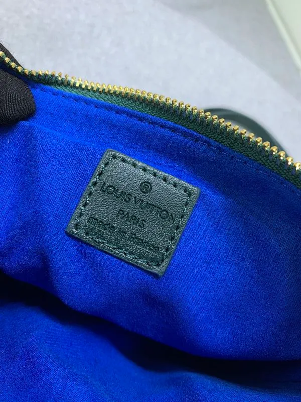 All categories Official website "Brand Women's Bags" Women's Bags 💙 LV Coussin BB handbags made a splash at the 2021 spring and summer fashion show. Monogram embossed puffy sheepskin creates a pillow-shaped structure that brings an edgy edge to a simple design. It can be worn cross-body using the shoulder strap or transformed into a chain baguette bag, or can be carried under the arm. Detailed features 20 x 16