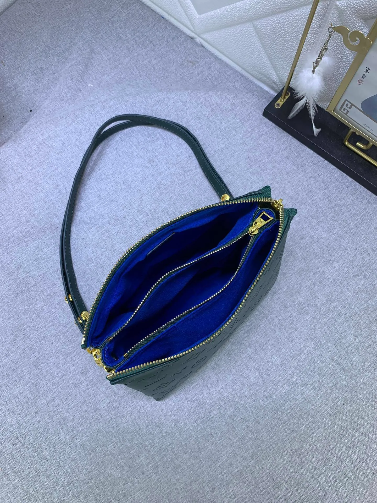 All categories Official website "Brand Women's Bags" Women's Bags 💙 LV Coussin BB handbags made a splash at the 2021 spring and summer fashion show. Monogram embossed puffy sheepskin creates a pillow-shaped structure that brings an edgy edge to a simple design. It can be worn cross-body using the shoulder strap or transformed into a chain baguette bag, or can be carried under the arm. Detailed features 20 x 16