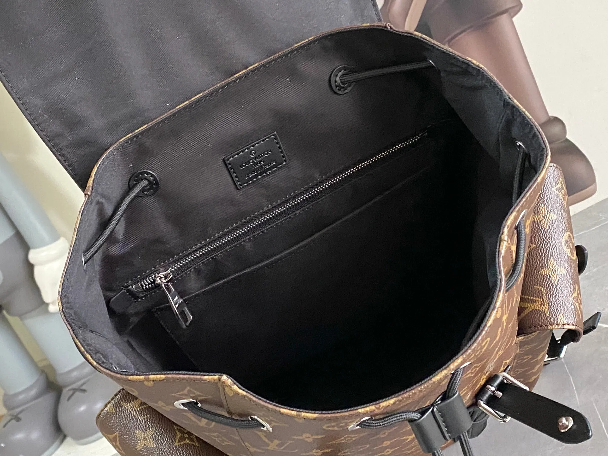 All Categories 💚 Authentic Grade Bags 💚 LV 2026 New LV Backpack Luxury Replica Large Capacity
