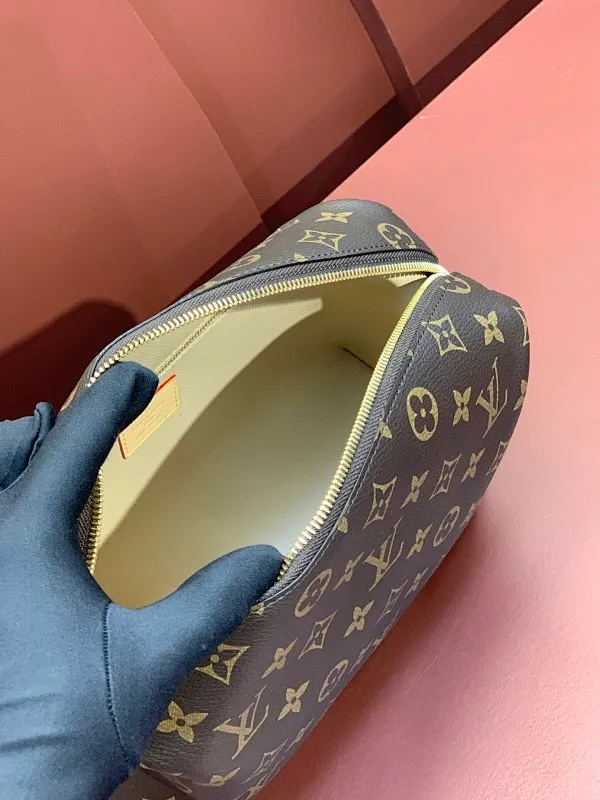All categories Official website "Brand Women's Bags" Women's Bags 💙 LV 2025 new LV toiletry bag