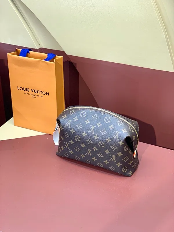 All categories Official website "Brand Women's Bags" Women's Bags 💙 LV 2025 new LV toiletry bag