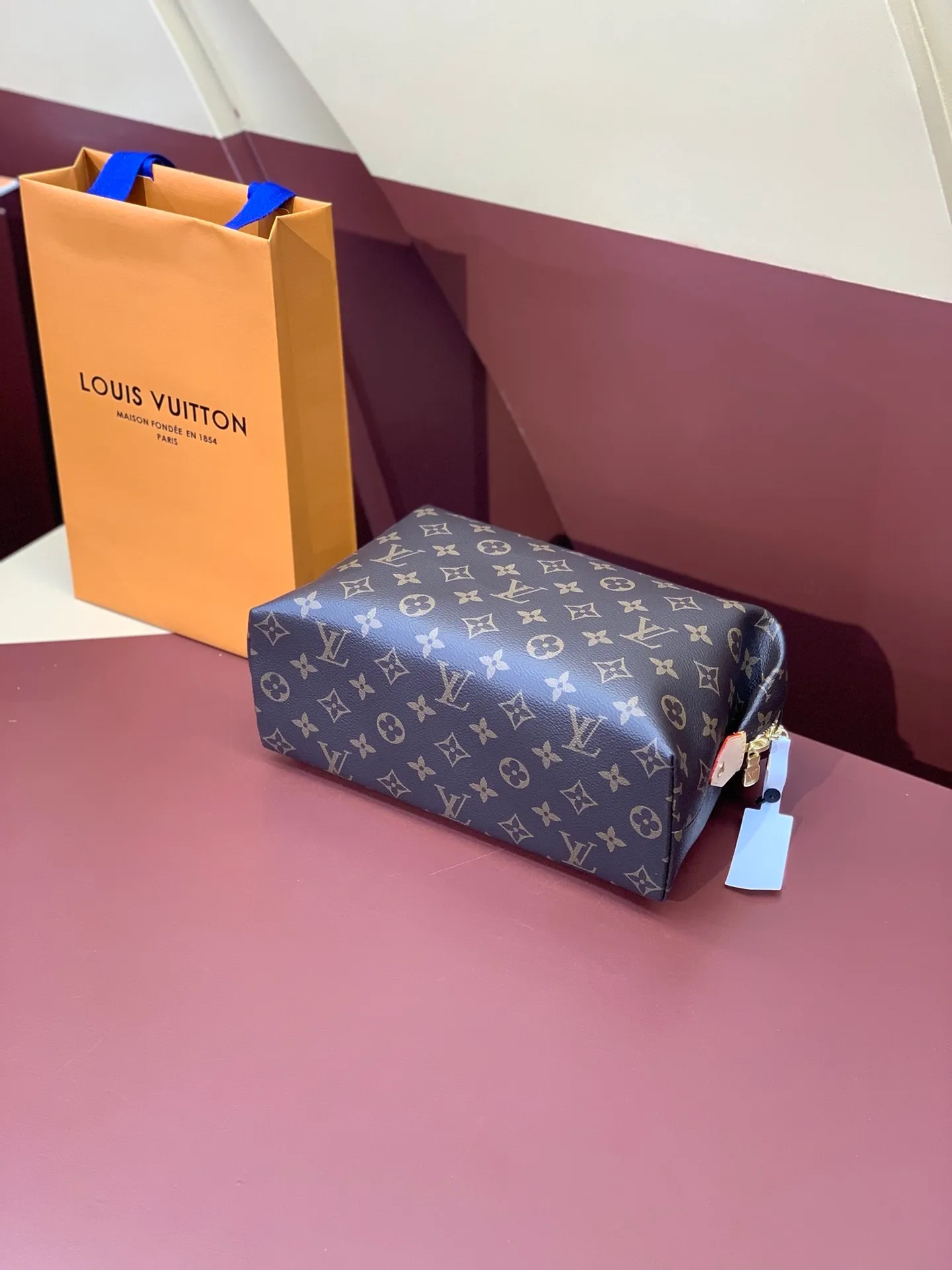 All categories Official website "Brand Women's Bags" Women's Bags 💙 LV 2025 new LV toiletry bag