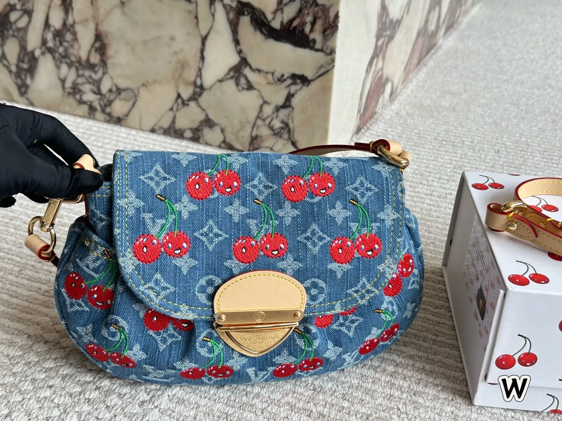 All categories Official website "Brand Women's Bags" Women's Bags 💙 LV 2025 new LV armpit bag
