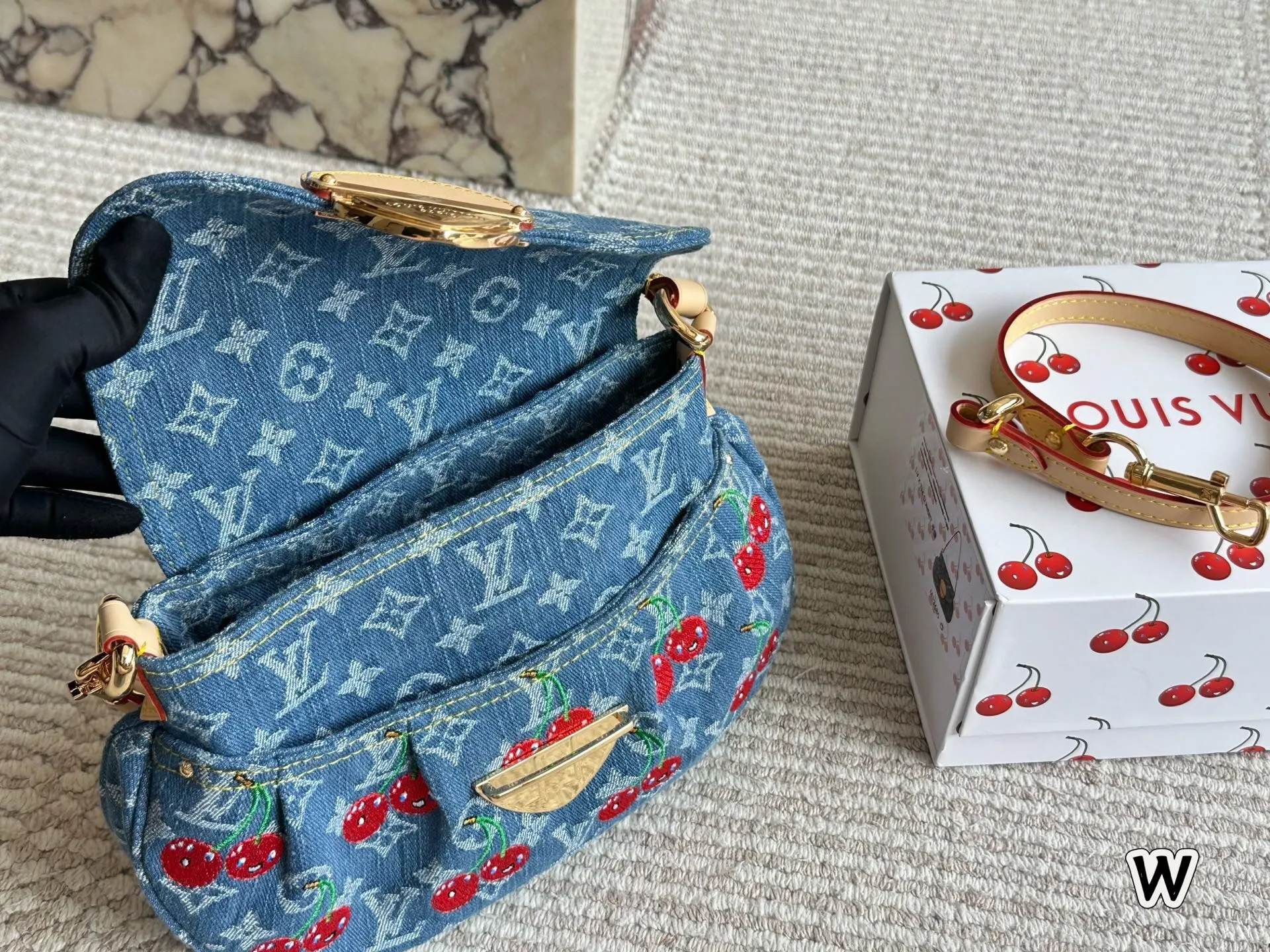 All categories Official website "Brand Women's Bags" Women's Bags 💙 LV 2025 new LV armpit bag