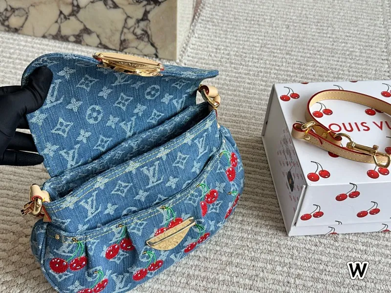 All categories Official website "Brand Women's Bags" Women's Bags 💙 LV 2025 new LV armpit bag