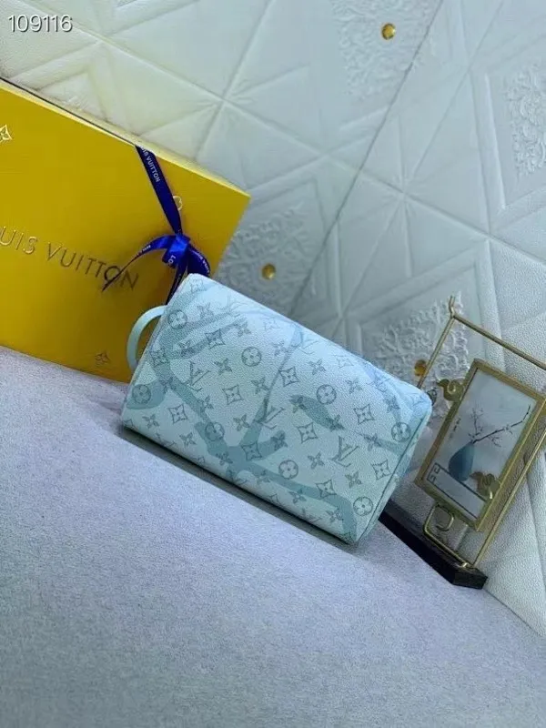 All categories Official website "Brand Women's Bags" Women's Bags 💙 LV 2025 new LV toiletry bag