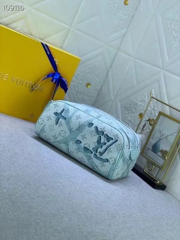 All categories Official website "Brand Women's Bags" Women's Bags 💙 LV 2025 new LV toiletry bag