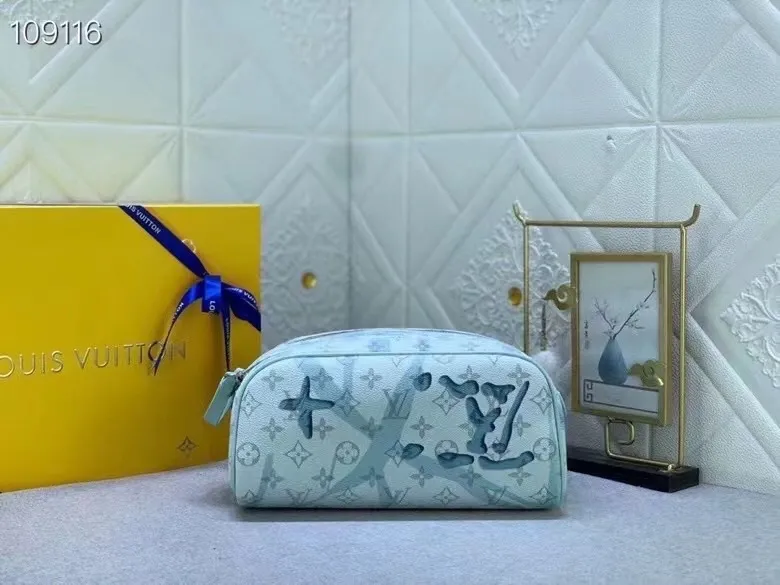 All categories Official website "Brand Women's Bags" Women's Bags 💙 LV 2025 new LV toiletry bag
