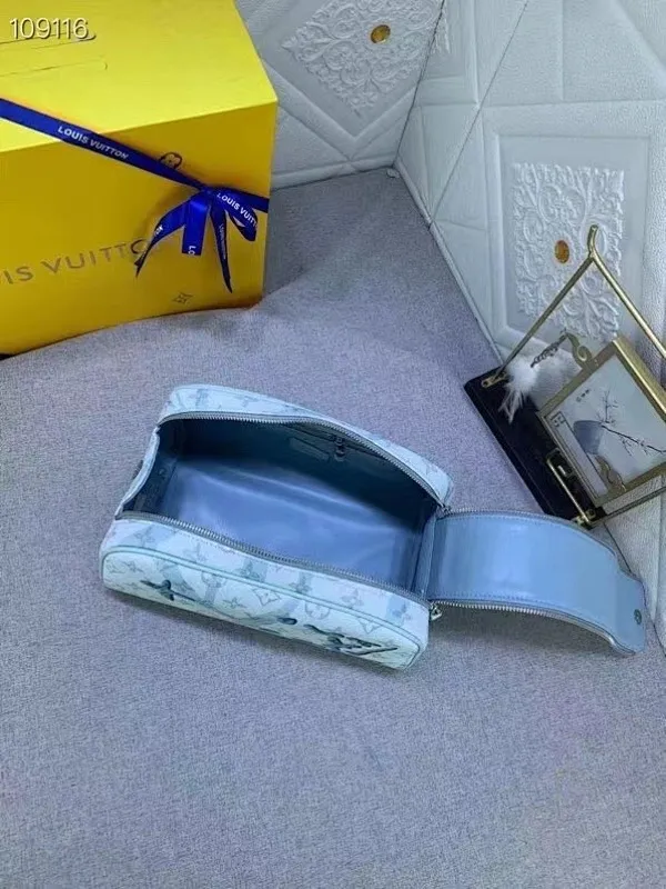 All categories Official website "Brand Women's Bags" Women's Bags 💙 LV 2025 new LV toiletry bag