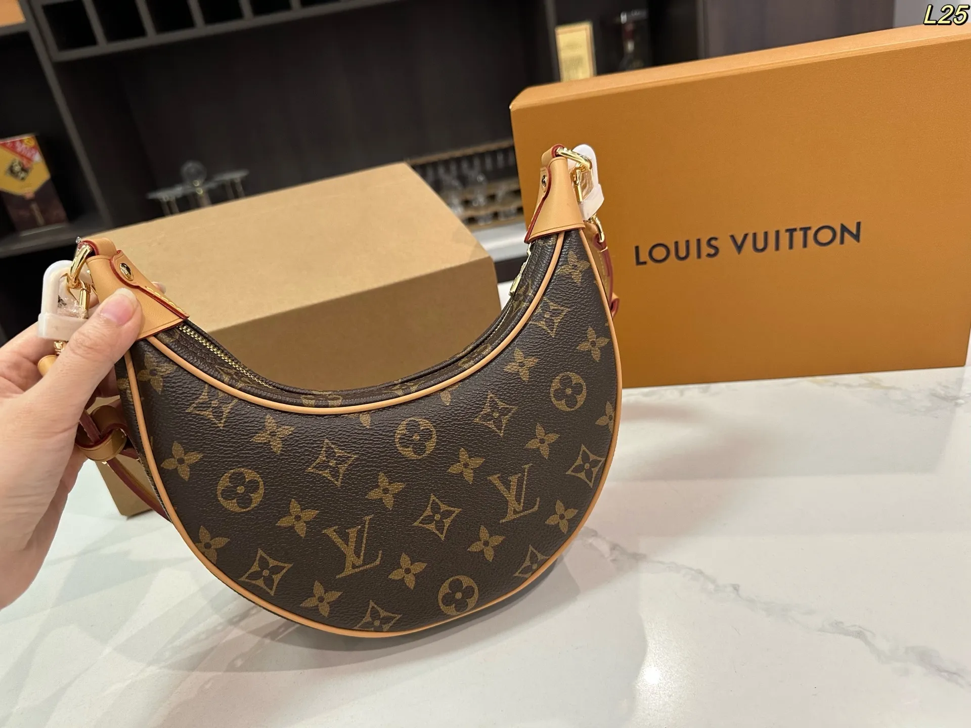 All categories Official website "Brand Women's Bags" Women's Bags 💙 LV 2025 new LV armpit bag