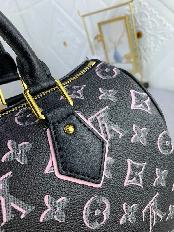All Categories Official Website "Brand Women's Bags" Women's Bags 💙 LV (new silk screen pillow bag) The compact SPEEDY BANDOULIÈRE 25 handbag reshapes its elegant silhouette, outer pockets and gold buckles. The miniature monogram pattern and leather trim on the canvas evoke the House's historical design codes, as does the rolled leather handle and engraved padlock. an adjustable and