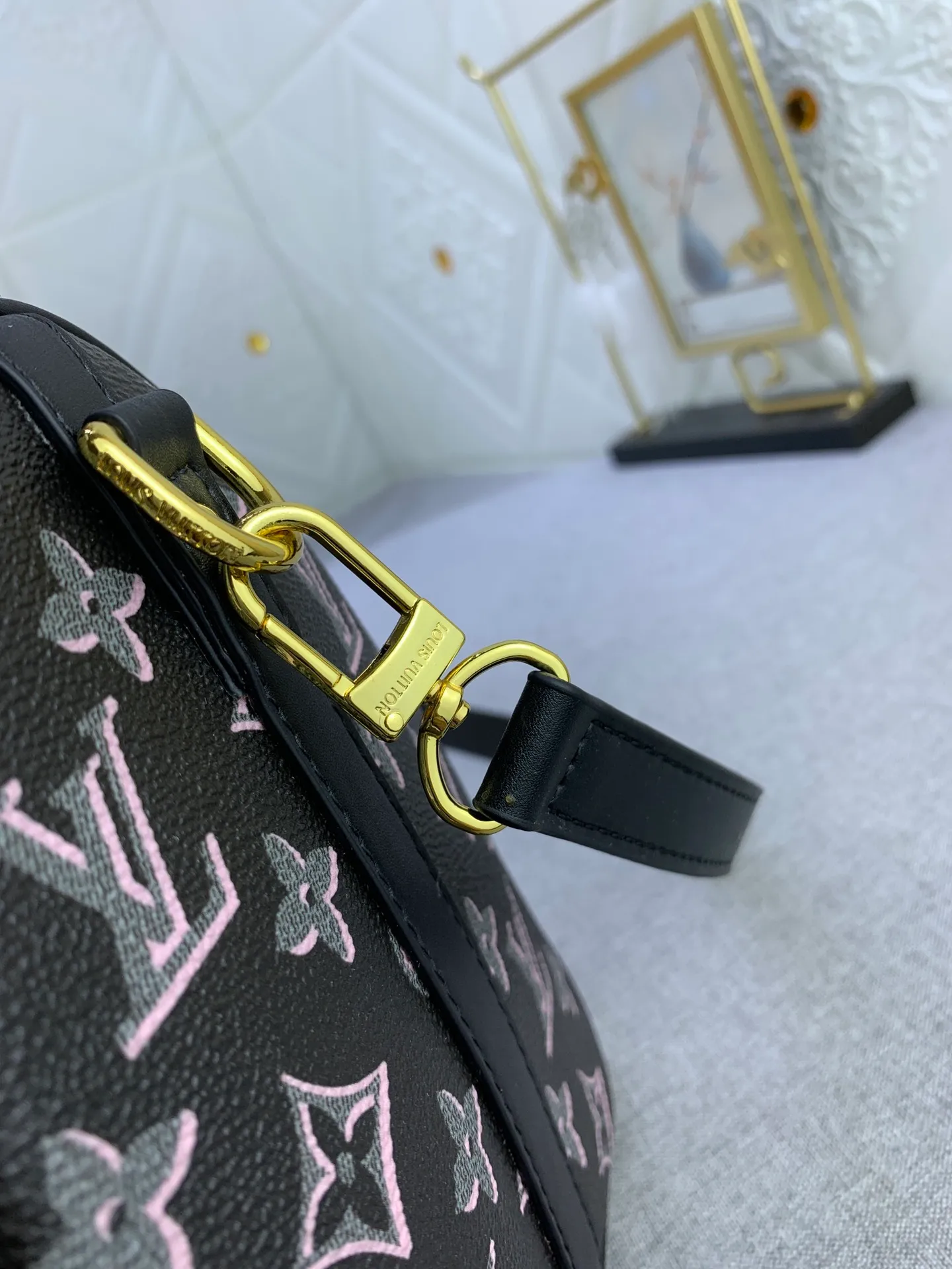 All Categories Official Website "Brand Women's Bags" Women's Bags 💙 LV (new silk screen pillow bag) The compact SPEEDY BANDOULIÈRE 25 handbag reshapes its elegant silhouette, outer pockets and gold buckles. The miniature monogram pattern and leather trim on the canvas evoke the House's historical design codes, as does the rolled leather handle and engraved padlock. an adjustable and