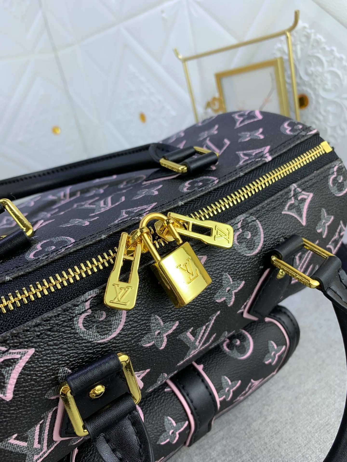 All Categories Official Website "Brand Women's Bags" Women's Bags 💙 LV (new silk screen pillow bag) The compact SPEEDY BANDOULIÈRE 25 handbag reshapes its elegant silhouette, outer pockets and gold buckles. The miniature monogram pattern and leather trim on the canvas evoke the House's historical design codes, as does the rolled leather handle and engraved padlock. an adjustable and