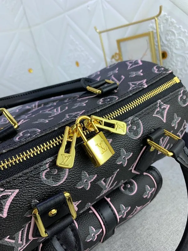 All Categories Official Website "Brand Women's Bags" Women's Bags 💙 LV (new silk screen pillow bag) The compact SPEEDY BANDOULIÈRE 25 handbag reshapes its elegant silhouette, outer pockets and gold buckles. The miniature monogram pattern and leather trim on the canvas evoke the House's historical design codes, as does the rolled leather handle and engraved padlock. an adjustable and