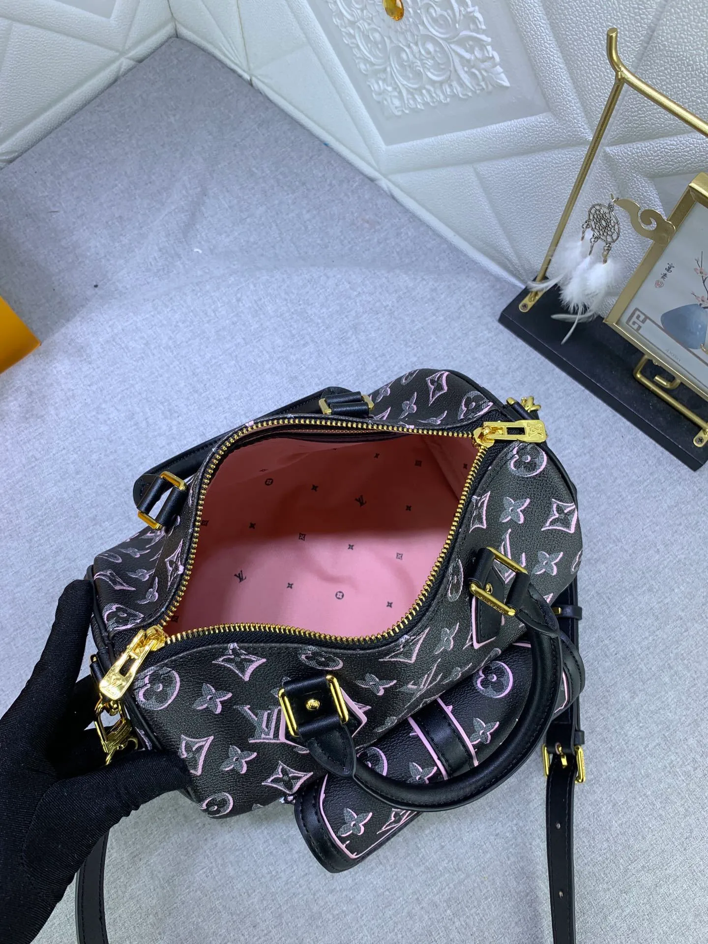 All Categories Official Website "Brand Women's Bags" Women's Bags 💙 LV (new silk screen pillow bag) The compact SPEEDY BANDOULIÈRE 25 handbag reshapes its elegant silhouette, outer pockets and gold buckles. The miniature monogram pattern and leather trim on the canvas evoke the House's historical design codes, as does the rolled leather handle and engraved padlock. an adjustable and