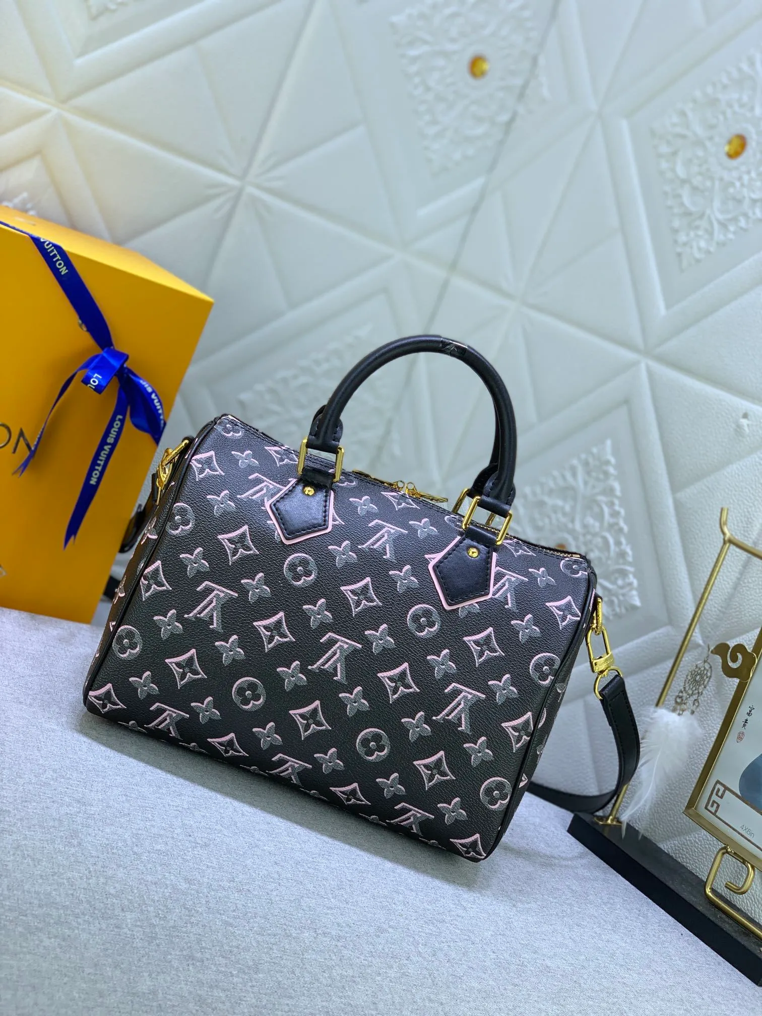 All Categories Official Website "Brand Women's Bags" Women's Bags 💙 LV (new silk screen pillow bag) The compact SPEEDY BANDOULIÈRE 25 handbag reshapes its elegant silhouette, outer pockets and gold buckles. The miniature monogram pattern and leather trim on the canvas evoke the House's historical design codes, as does the rolled leather handle and engraved padlock. an adjustable and