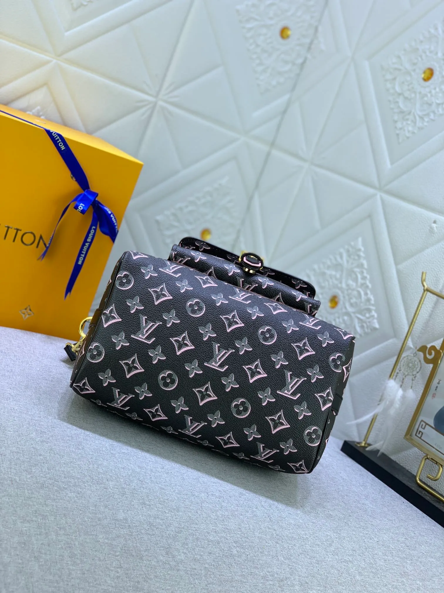 All Categories Official Website "Brand Women's Bags" Women's Bags 💙 LV (new silk screen pillow bag) The compact SPEEDY BANDOULIÈRE 25 handbag reshapes its elegant silhouette, outer pockets and gold buckles. The miniature monogram pattern and leather trim on the canvas evoke the House's historical design codes, as does the rolled leather handle and engraved padlock. an adjustable and