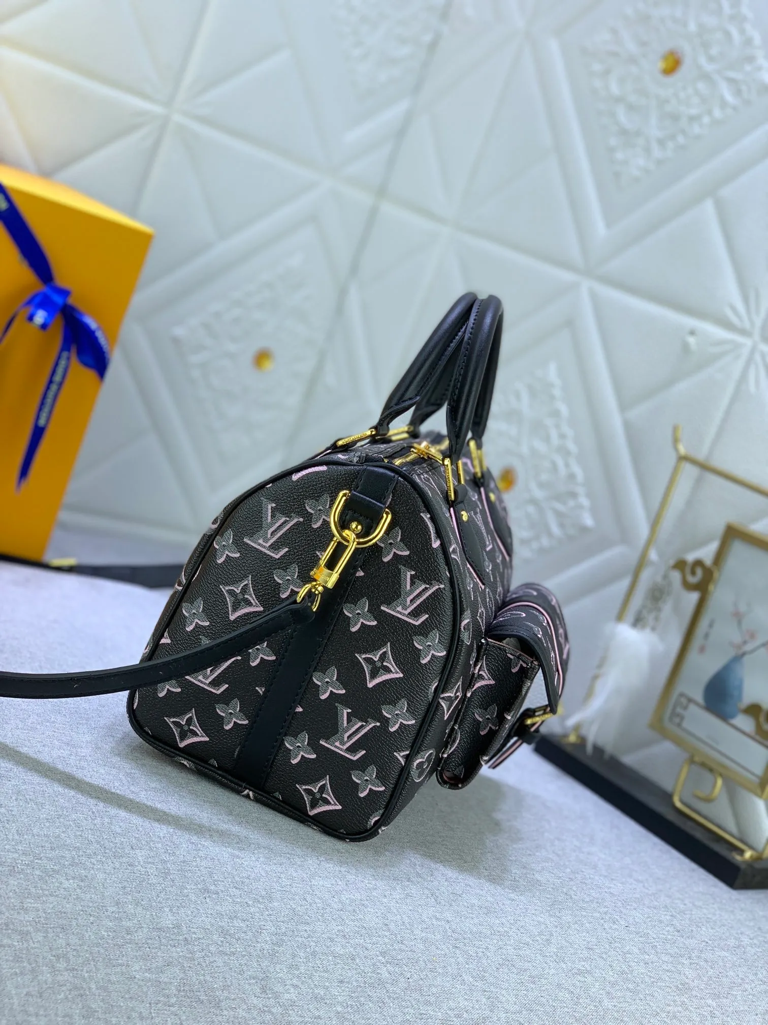 All Categories Official Website "Brand Women's Bags" Women's Bags 💙 LV (new silk screen pillow bag) The compact SPEEDY BANDOULIÈRE 25 handbag reshapes its elegant silhouette, outer pockets and gold buckles. The miniature monogram pattern and leather trim on the canvas evoke the House's historical design codes, as does the rolled leather handle and engraved padlock. an adjustable and