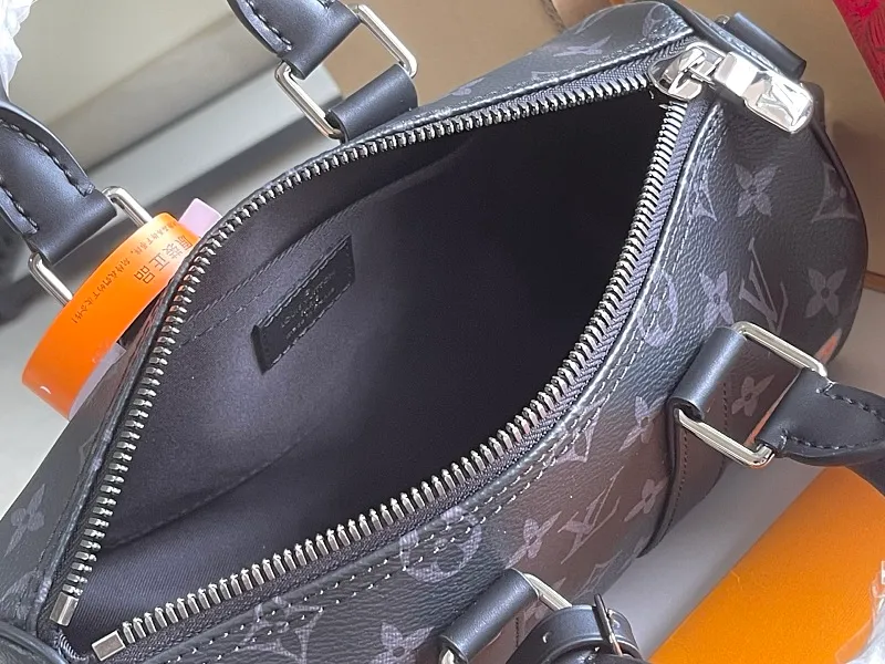 All Categories 💚 Authentic Grade Bags 💚 LV 2026 New LV Top Replica Crossbody Shoulder Bag